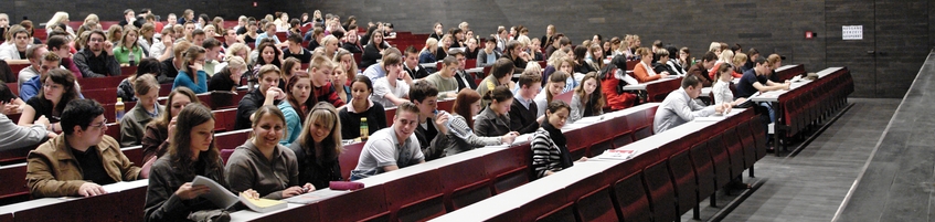 Studierende sitzen im Hörsaal AudiMax