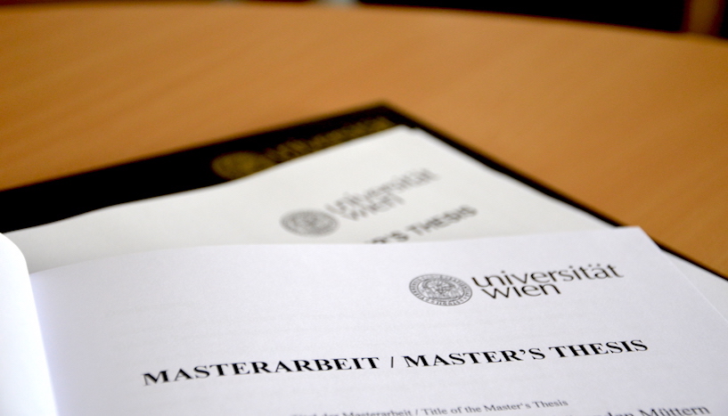 aufgeschlagene Masterarbeit mit dem Titel 'Masterarbeit / Master Thesis'
